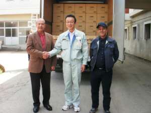 الدكتور الرزرازي رفقة السفير السابق للمغرب الدكتور سمير ارورخلال زيارة تضامنية للمناطق المتضررة من كارثة تسونامي فوكوشيما باليابان سنة 2011