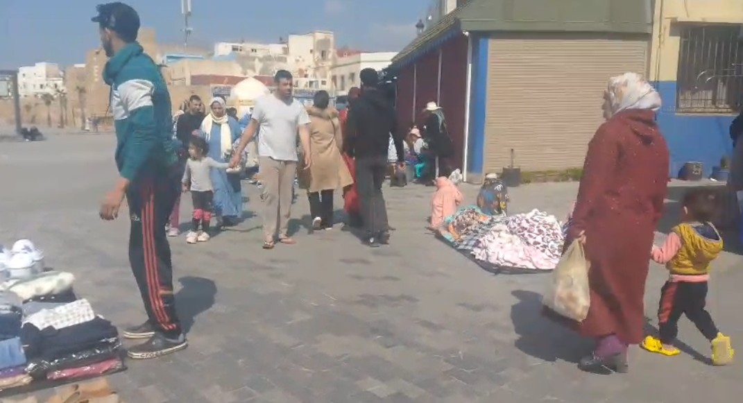 أسفي..التجار يعودون إلى دكاكينهم بباب الشعبة… والعيد يحيي سوقًا أنهكته الفيضانات